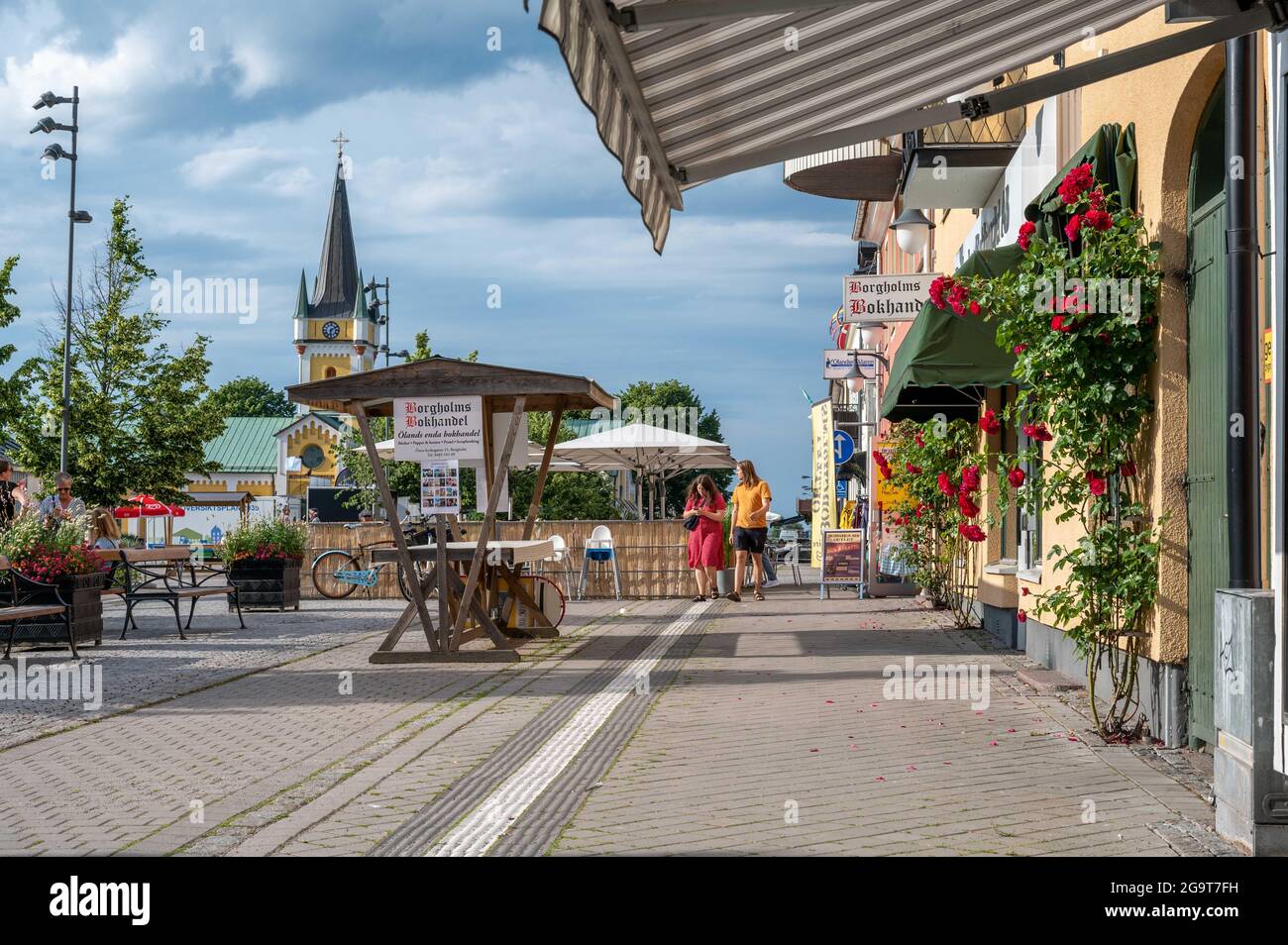 La piazza principale e la chiesa nel centro della città di Borgholm sull'isola svedese del Mar Baltico Öland. Foto Stock