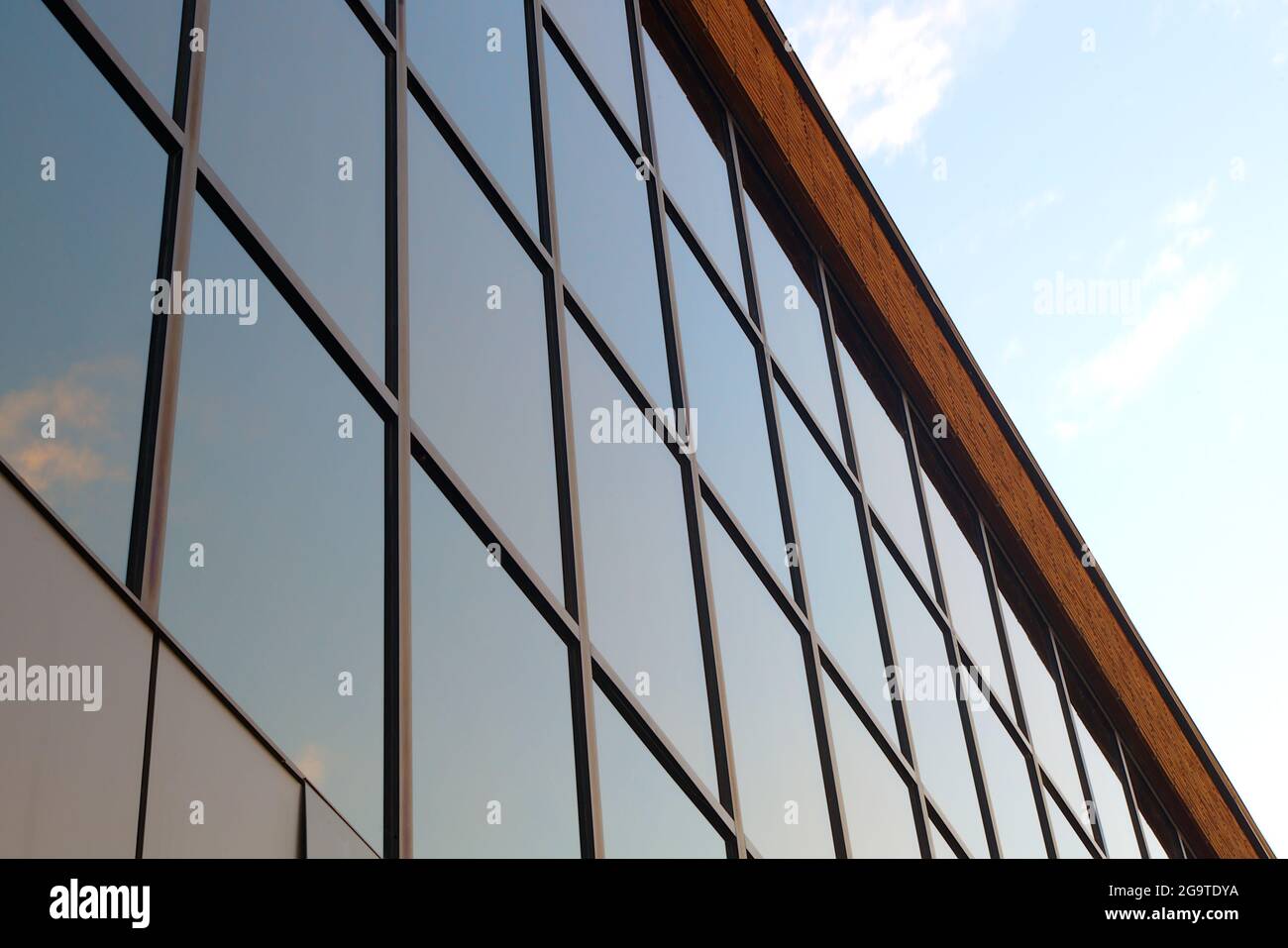 costruzione di finestre in vetro prospettiva finanza ufficio affari  architettura città Foto stock - Alamy