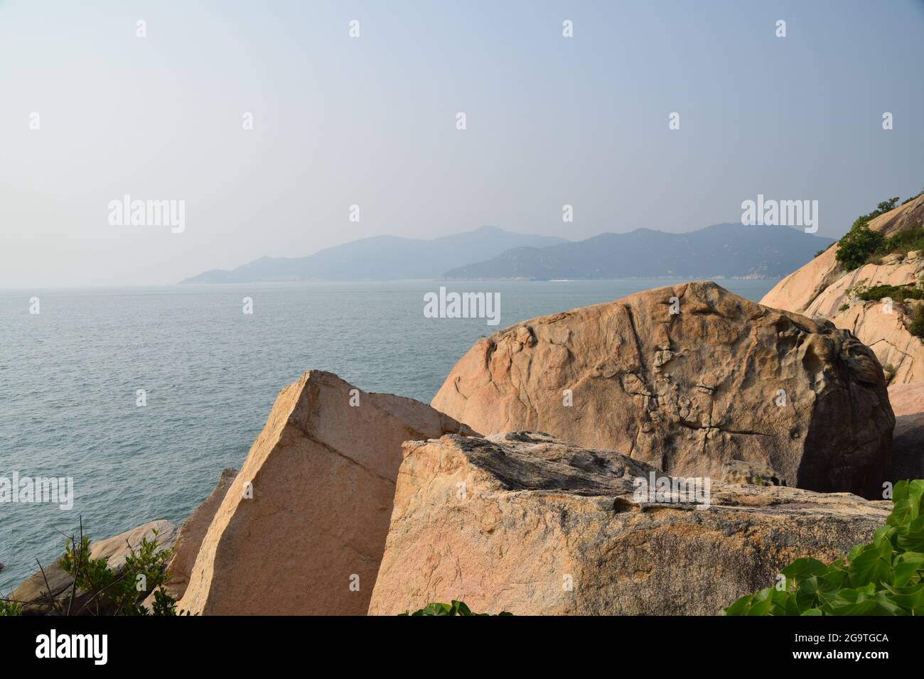 Rocce su un'isola vicino a Hong Kong Foto Stock