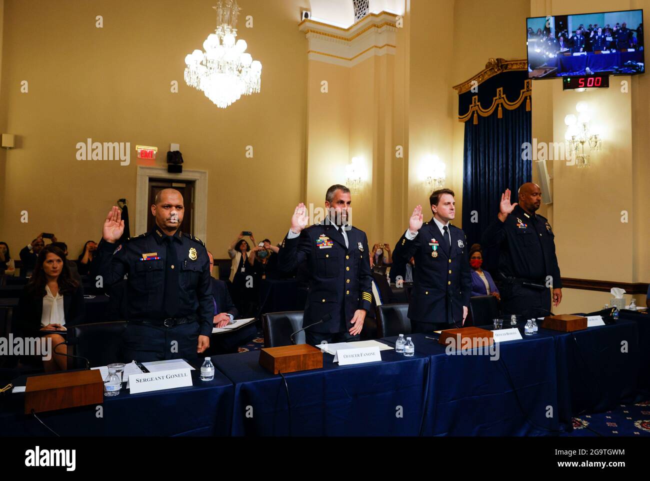 WASHINGTON, 27 luglio 2021 (Xinhua) -- ufficiale della polizia del Campidoglio degli Stati Uniti Aquilino Gonell, ufficiale del Dipartimento della polizia Metropolitana di Washington Michael Fanone, ufficiale del Dipartimento della polizia Metropolitana di Washington Daniel Hodges e sergente della polizia del Campidoglio degli Stati Uniti Harry Dunn (da L a R, fronte) Partecipate ad un'audizione della commissione selezionata della Camera degli Stati Uniti il 27 luglio 2021 nella rivolta del Campidoglio del 6 gennaio a Washington, DC, Stati Uniti. Un pannello della casa degli Stati Uniti dedicato a indagare il 6 gennaio Campidoglio riot ha dato il via alla sua tanto attesa prima udienza Martedì con quattro ufficiali di polizia che ha difeso la sede di Foto Stock