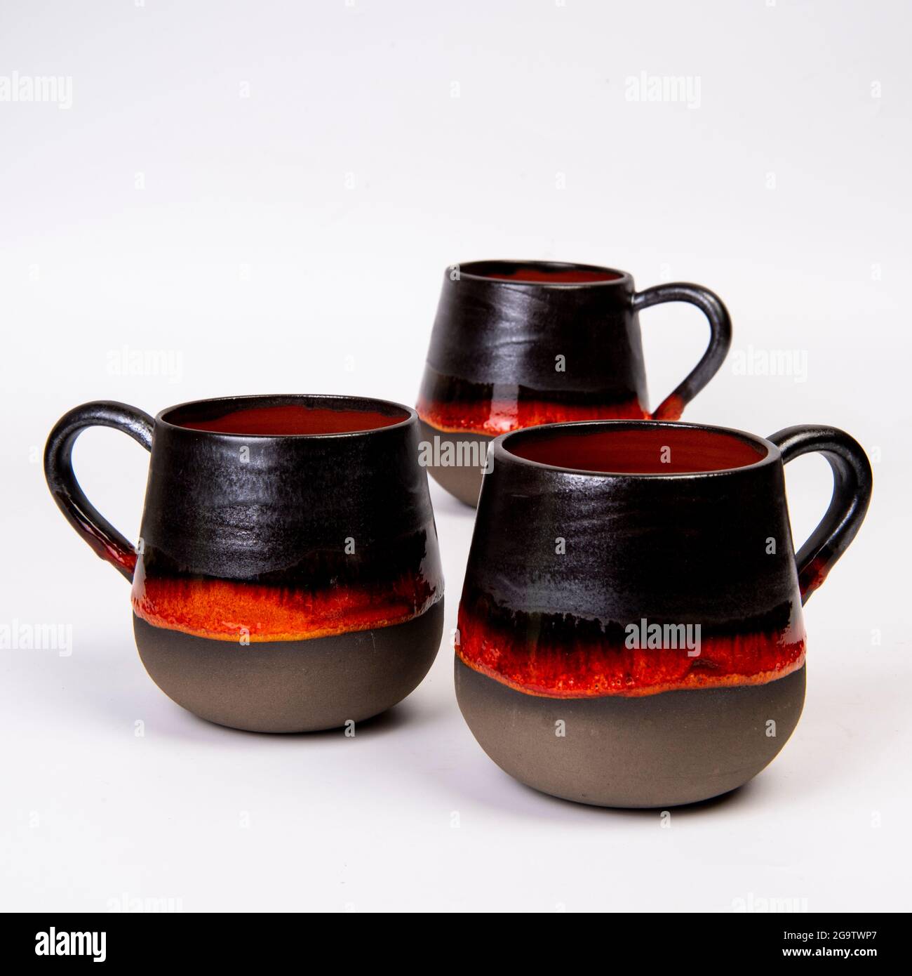 caffè con tazze in ceramica su bianco isolato Foto Stock