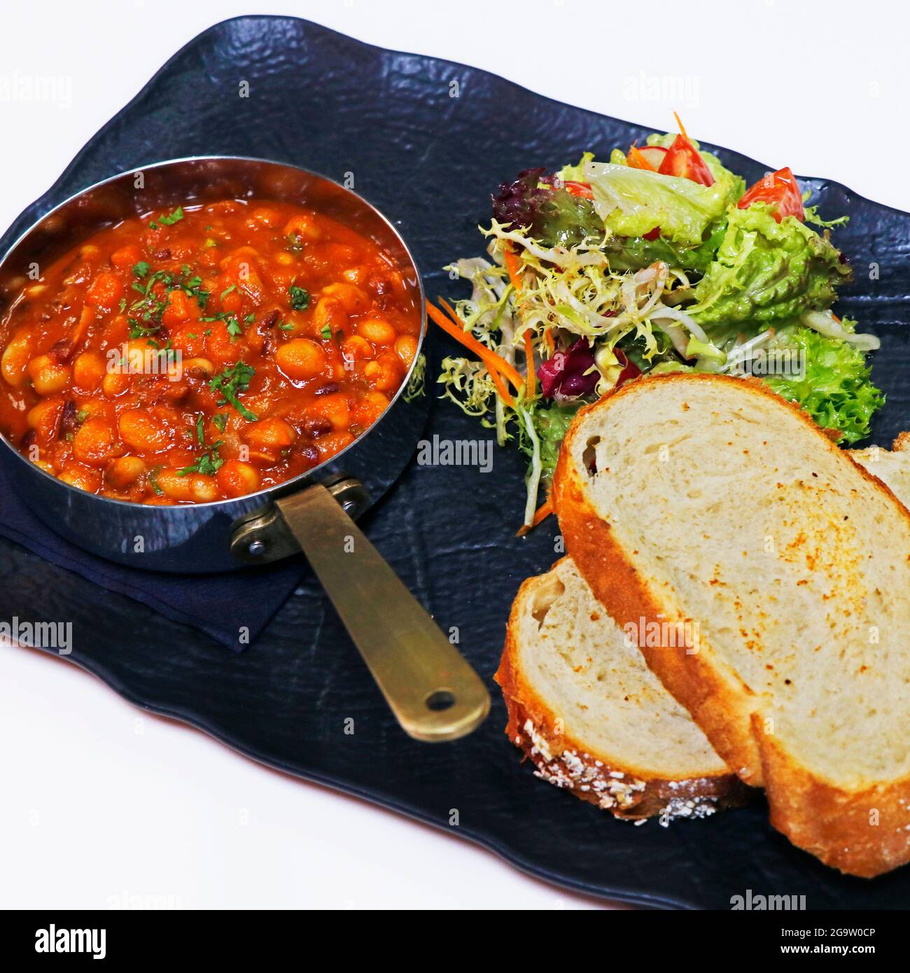 stufato di fagioli cotto in casa con lattuga mista e pane tostato Foto Stock