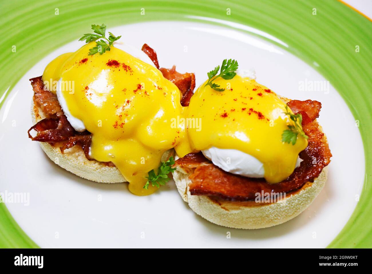 uovo benedetto su muffin inglesi con maiale o pancetta di manzo con salsa di ollandaise ricca Foto Stock