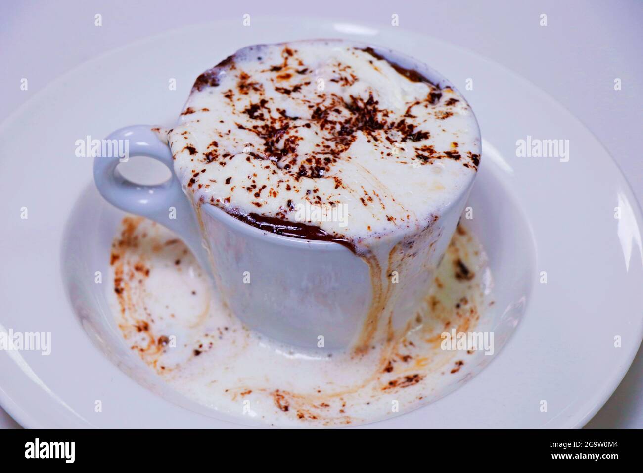 cappuccino al cioccolato al forno con panna montata e cioccolato fondente Foto Stock