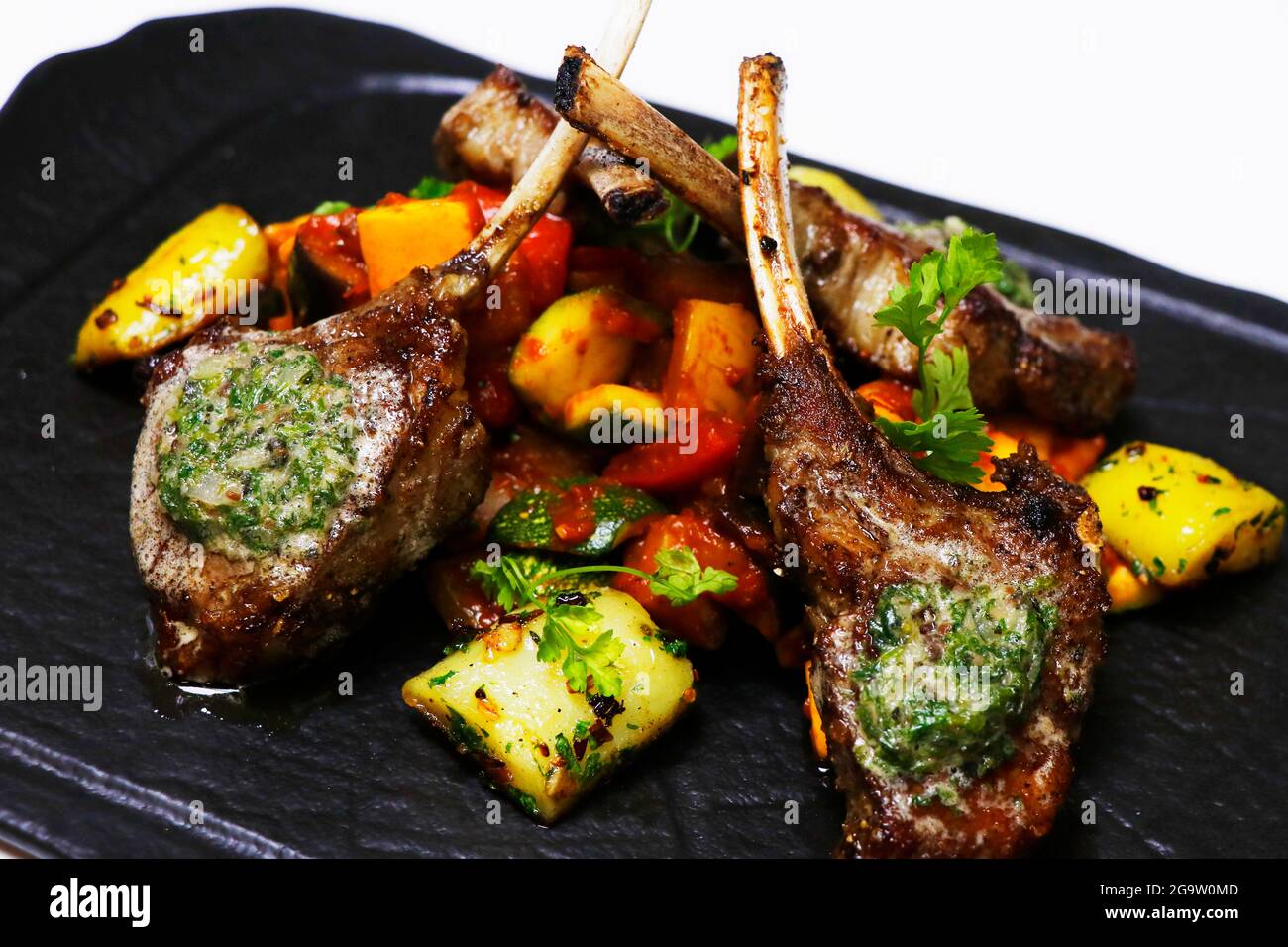 griglia griglia griglia griglia di agnello con burro di erbe e ratatouille Foto Stock