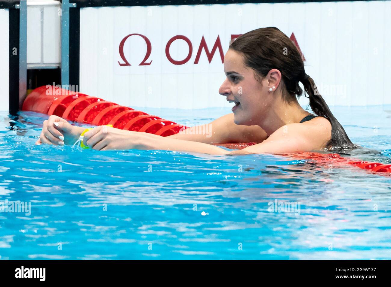 TOKYO, GIAPPONE - LUGLIO 27: Kaylee Mckeown dell'Australia reagisce dopo aver vinto la finale femminile di 100m backstroke durante i Giochi Olimpici di Tokyo 2020 al To Foto Stock