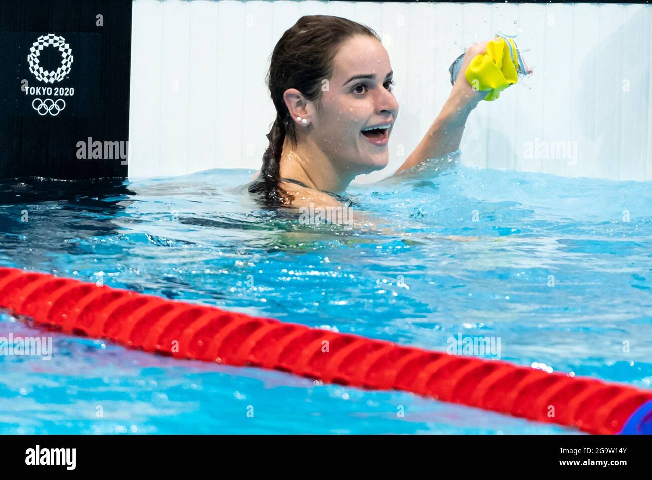 TOKYO, GIAPPONE - LUGLIO 27: Kaylee Mckeown dell'Australia reagisce dopo aver vinto la finale femminile di 100m backstroke durante i Giochi Olimpici di Tokyo 2020 al To Foto Stock