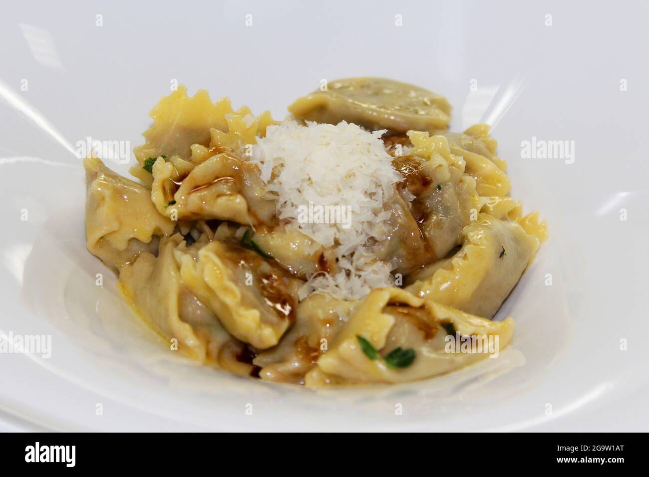 gnocchi italiani farciti di carne noti come tortellini di pasta Foto Stock