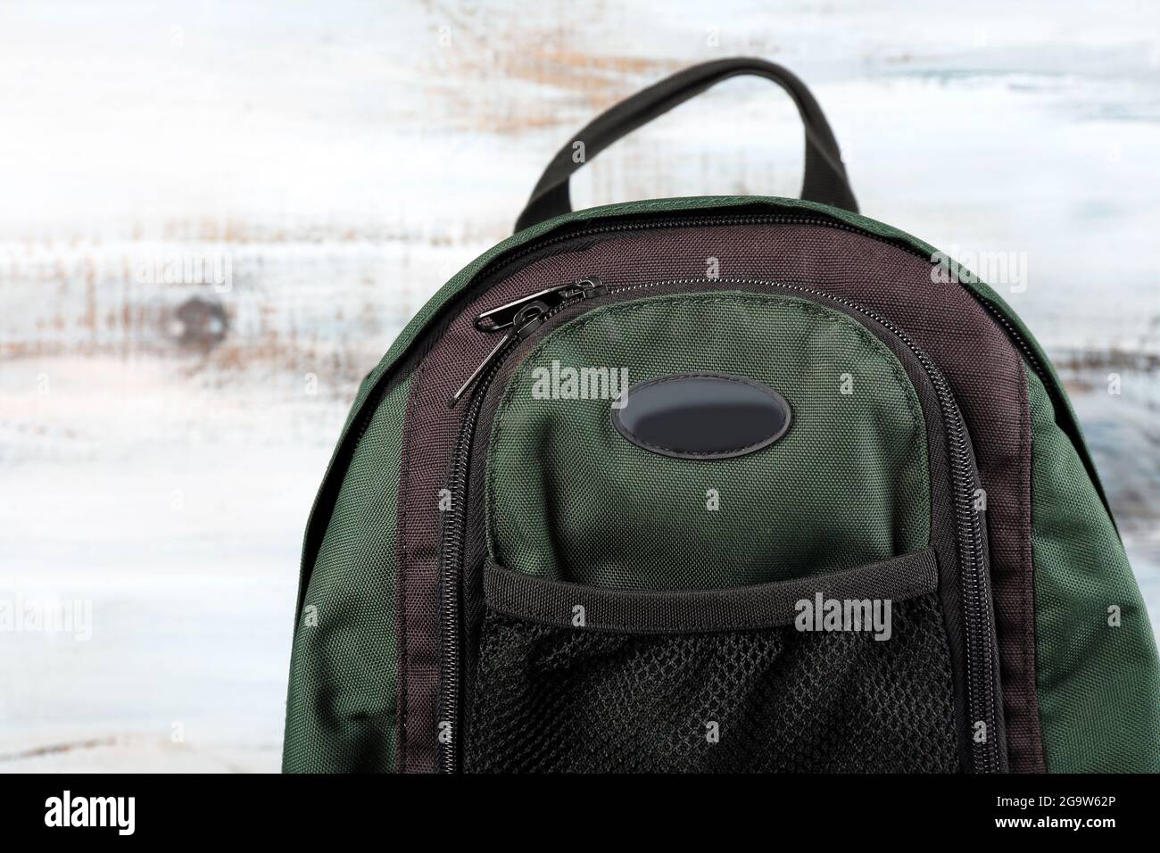 Zaino su sfondo di legno Foto stock - Alamy