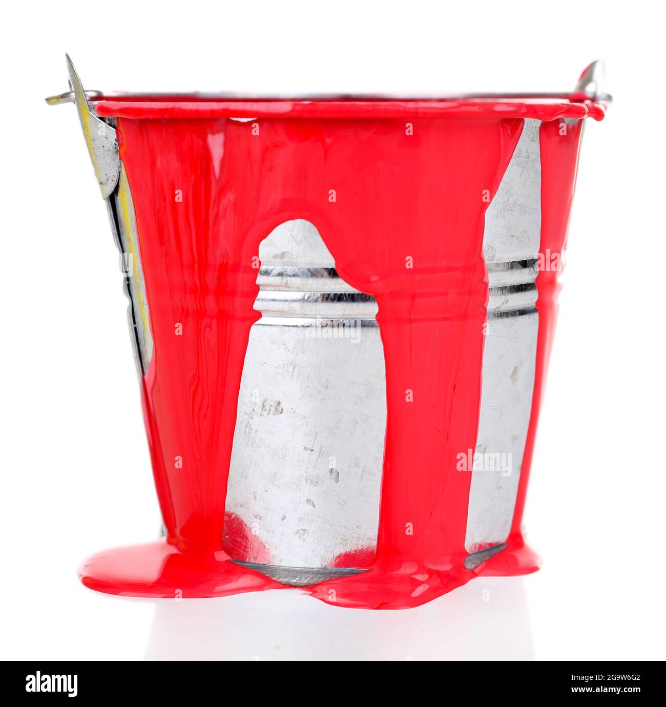 Secchio di vernice rossa isolato su bianco Foto stock - Alamy