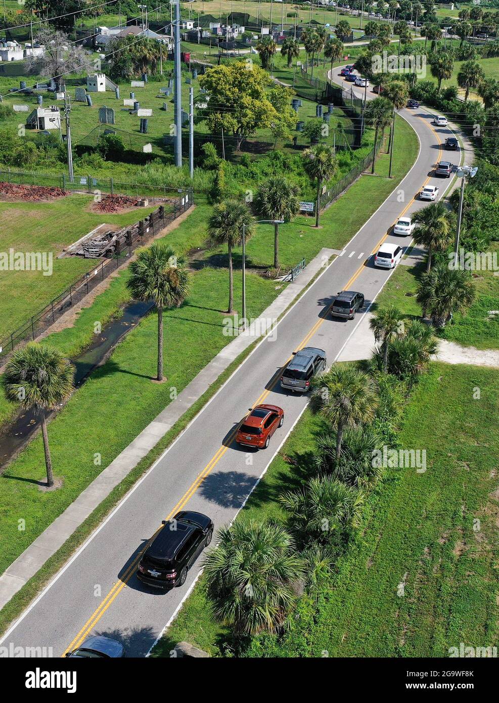 Orlando, Stati Uniti. 27 luglio 2021. (NOTA DELLA REDAZIONE: Immagine presa con il drone) le persone in auto si allineano in un drive-thru COVID-19 sito di test e vaccinazione al Barnet Park di Orlando. I casi di coronavirus nella contea di Orange stanno attualmente raggiungendo circa 1,000 casi al giorno a causa della variante Delta e di un elevato numero di residenti non vaccinati. (Foto di Paul Hennessy/SOPA Images/Sipa USA) Credit: Sipa USA/Alamy Live News Foto Stock