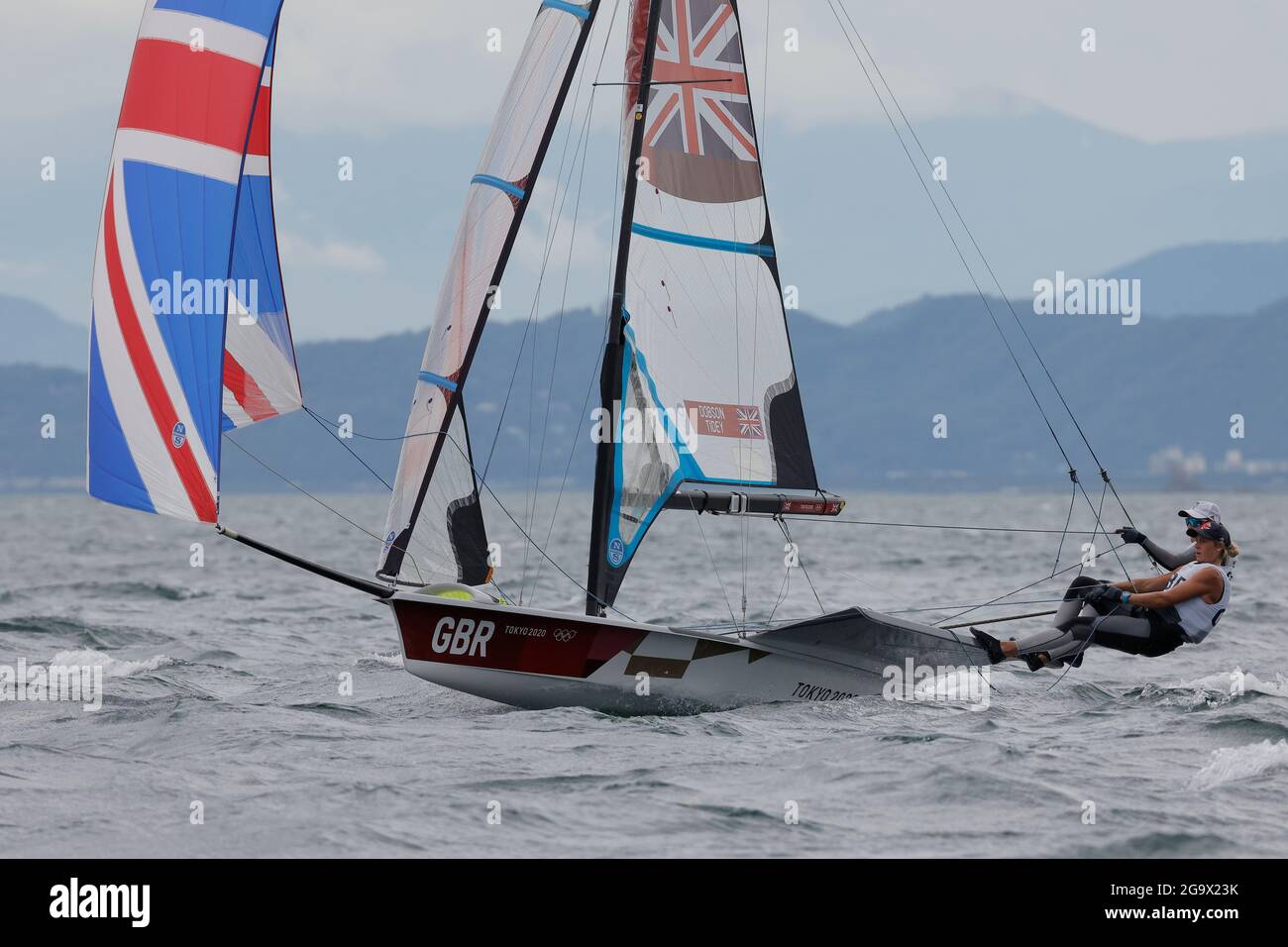 Kanagawa, Giappone. 27 luglio 2021. DOBSON Charlotte, TIDEY Saskia (GBR) vela : Skiff per donne - 49er FX durante i Giochi Olimpici di Tokyo 2020 al porto di Enoshima a Kanagawa, Giappone . Credit: Kaoru Soehata/AFLO/Alamy Live News Foto Stock