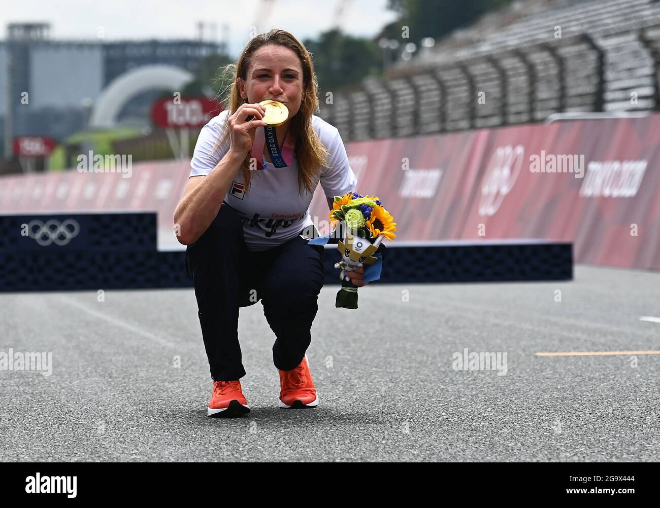Shizuoka, Giappone. 28 luglio 2021. Annemiek van Vleuten dei Paesi Bassi si pone per la foto con medaglia d'oro dopo il Tokyo 2020 femminile di ciclismo individuale prova a Shizuoka, Giappone, 28 luglio 2021. Credit: He Changshan/Xinhua/Alamy Live News Foto Stock