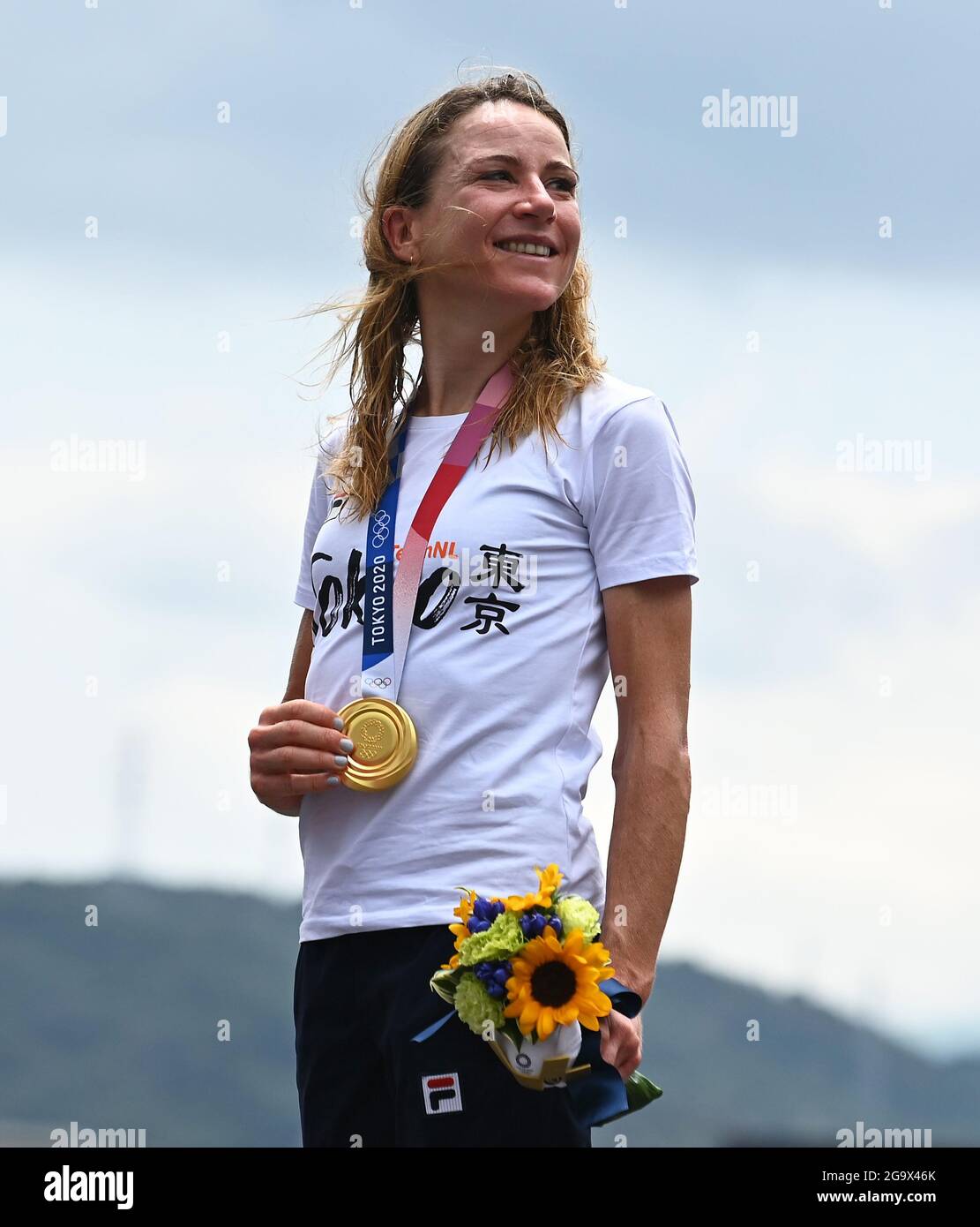 Shizuoka, Giappone. 28 luglio 2021. Annemiek van Vleuten dei Paesi Bassi si pone per una foto con medaglia d'oro alla cerimonia di premiazione del trial individuale per ciclismo femminile di Tokyo 2020 a Shizuoka, Giappone, 28 luglio 2021. Credit: He Changshan/Xinhua/Alamy Live News Foto Stock