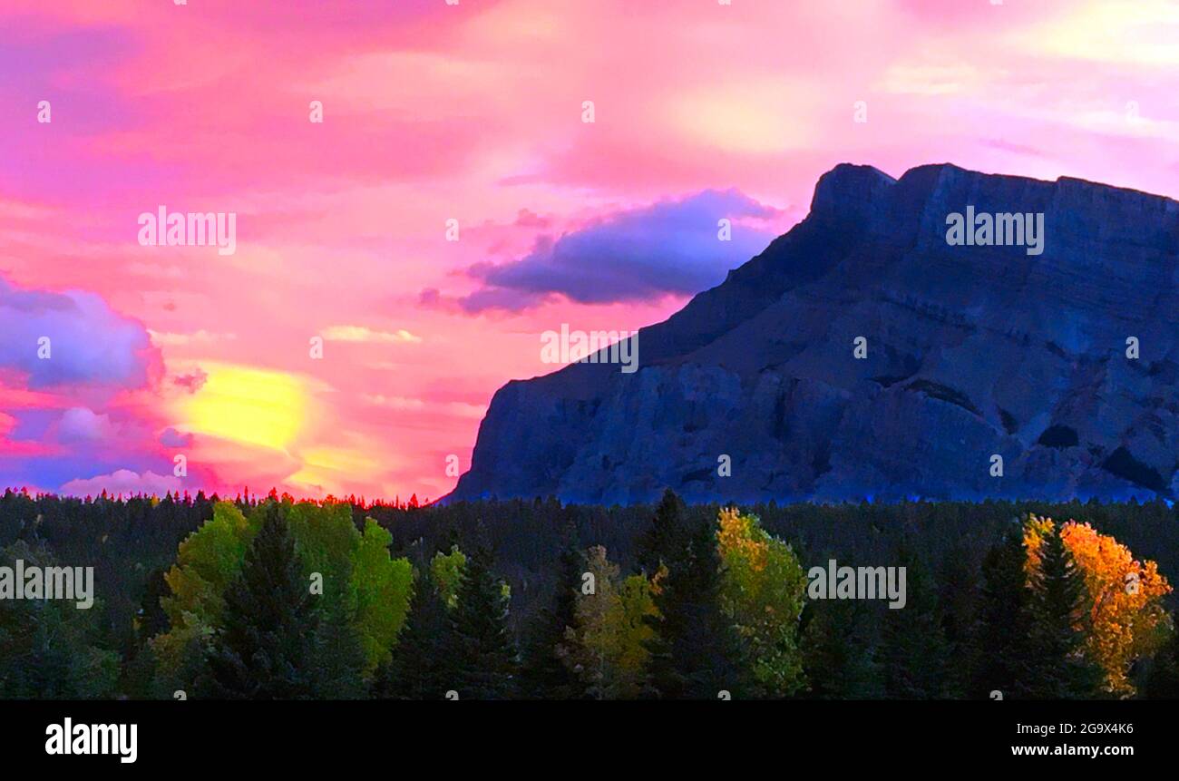 Banff montagna e alberi Foto Stock
