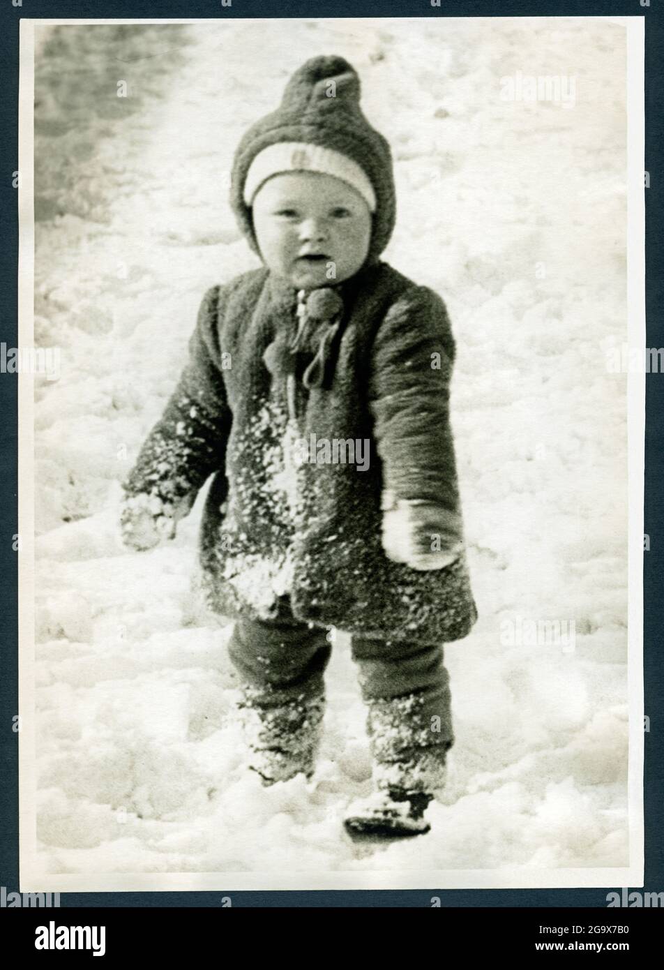 Bambino nella neve, Amburgo, nel 1950 , DIRITTI-AGGIUNTIVI-AUTORIZZAZIONE-INFORMAZIONI-NON-DISPONIBILI Foto Stock