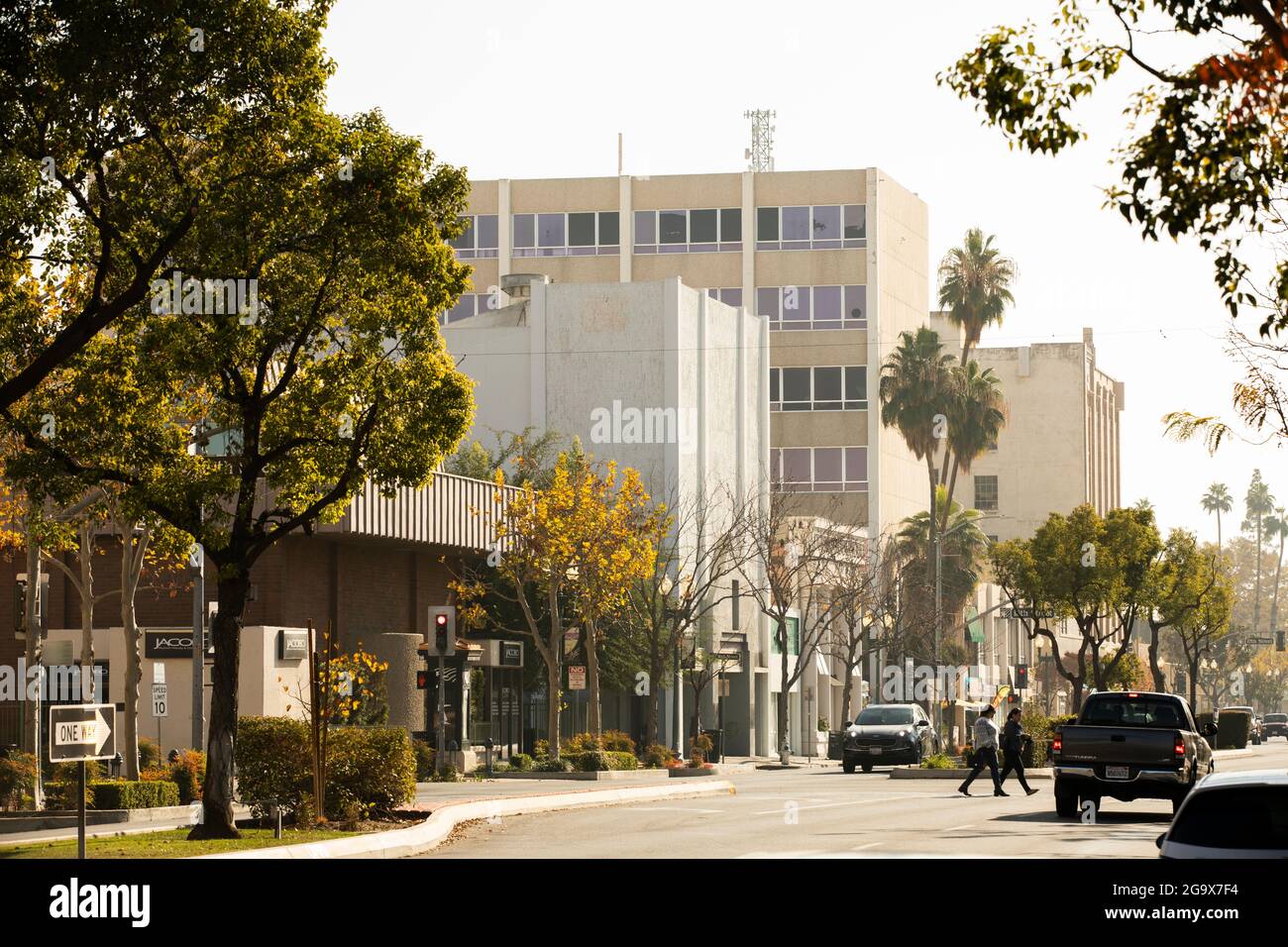 Bakersfield, California, USA - 01 dicembre 2020: Le automobili passano lungo Chester Avenue sotto un cielo inquinato. Foto Stock