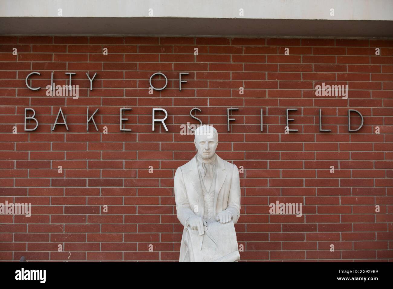 Bakersfield, California, USA - 01 dicembre 2020: Vista di una statua del fondatore di Bakersfield, Thomas Baker, di fronte al municipio. Foto Stock