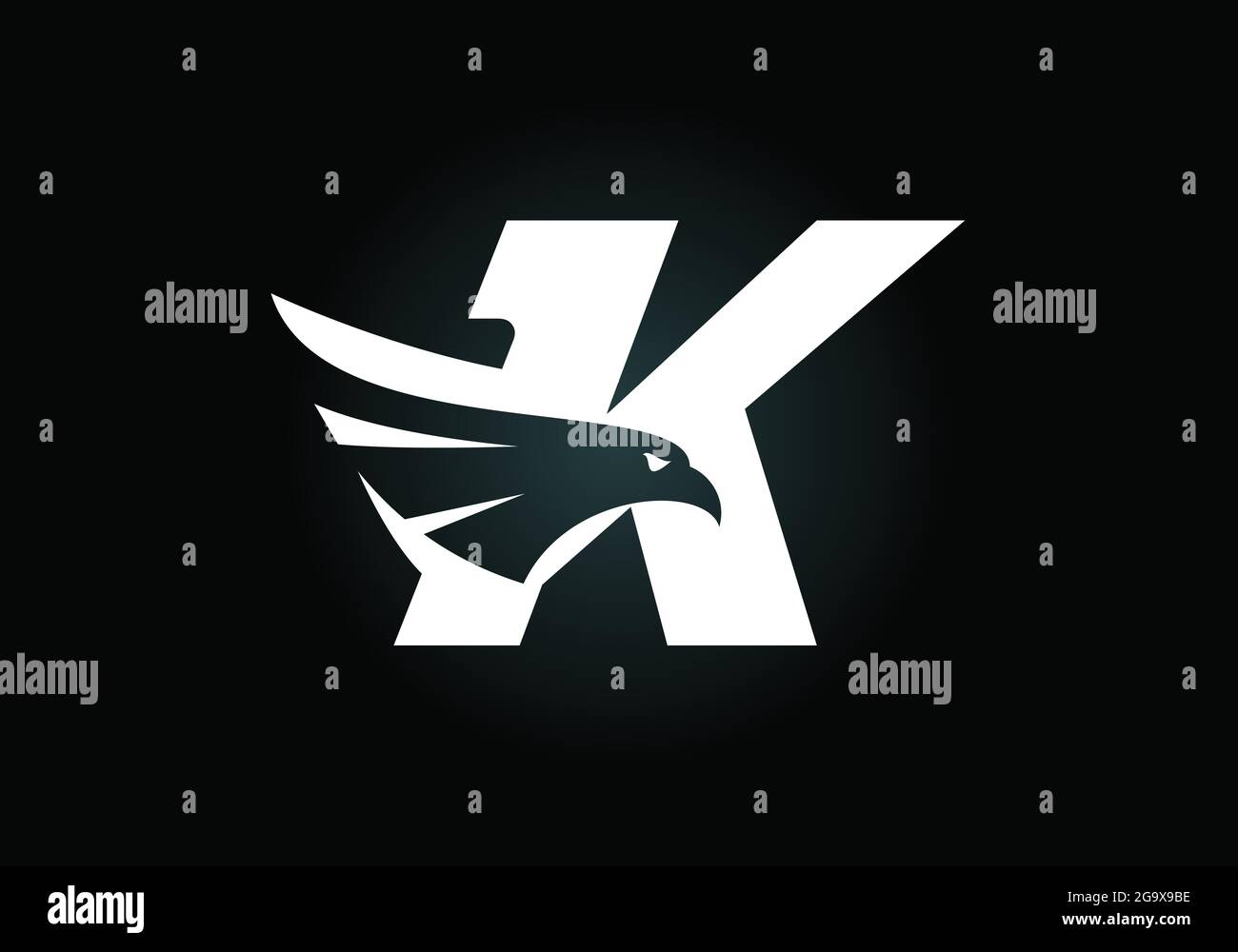 Lettera iniziale del monogramma K con simbolo di spazio negativo della testa dell'aquila. Illustrazione vettoriale Creative Eagle head. Design moderno con logo per il business Illustrazione Vettoriale