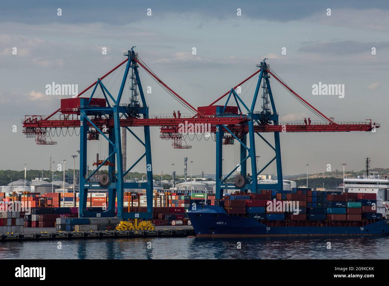 Nave container Aries J vista a Goteborg. Con quattro terminali Ro-Ro, il porto di Goteborg è attrezzato per gestire tutti i tipi di prodotti rotabili, contenitori e cassette. Due dei quattro terminali sono dotati di collegamenti ferroviari con binari che corrono direttamente verso la banchina. (Foto di Karol Serewis / SOPA Images/Sipa USA) Foto Stock