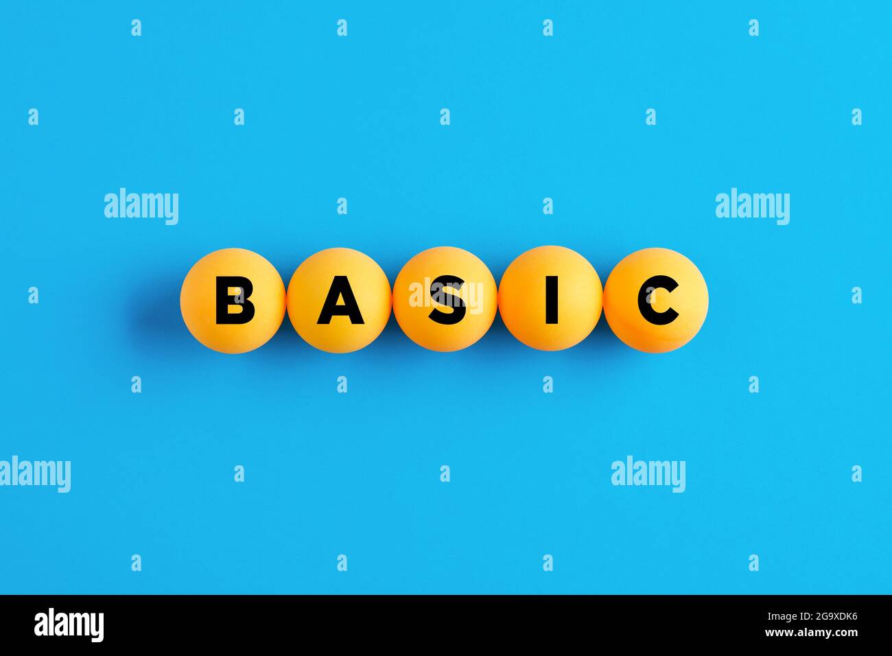 La parola BASIC scritta su palline gialle su sfondo blu. Foto Stock