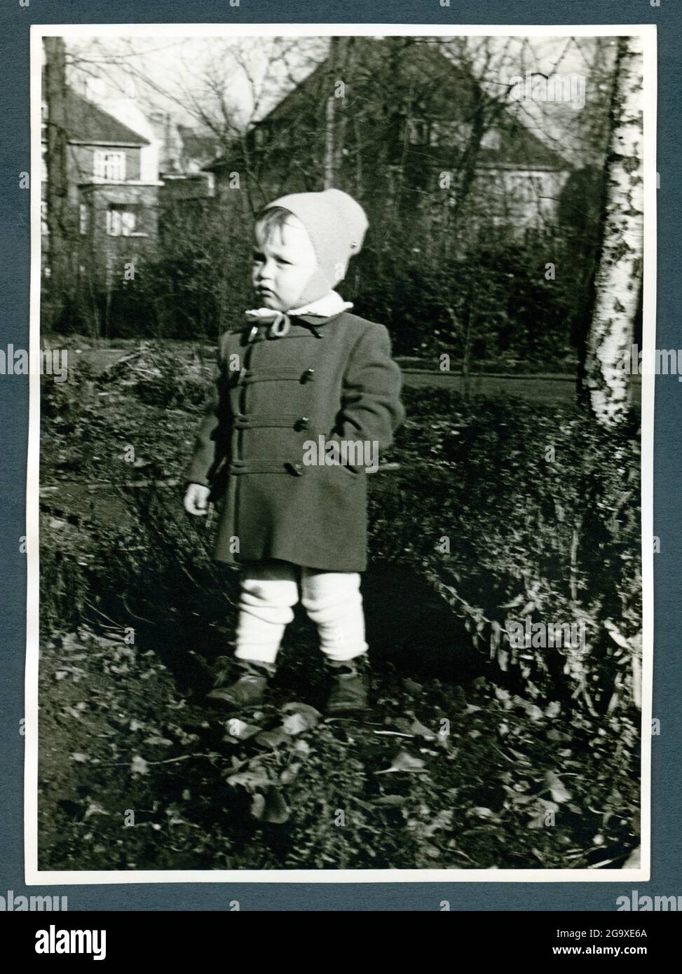 Europa, Germania, Amburgo, piccolo ragazzo in autunno in giardino, foto da novembre 1955 , DIRITTI-AGGIUNTIVI-AUTORIZZAZIONE-INFO-NON-DISPONIBILE Foto Stock
