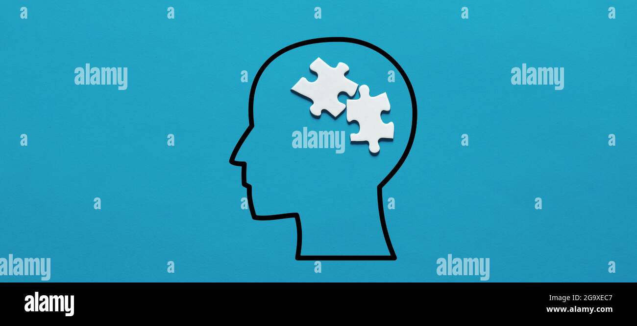 Icona della testa umana con pezzi di puzzle. Psicologia umana o concetto di salute mentale o malattia. Foto Stock