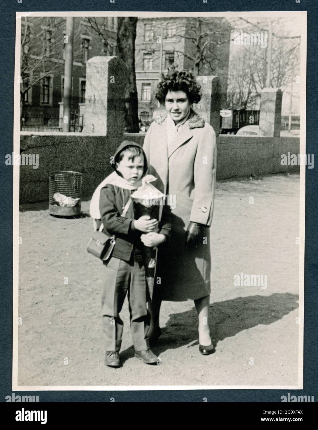 Europa, Germania, Amburgo, madre e suo figlio con cono scolastico, un abecedario, 1959 , DIRITTI-AGGIUNTIVI-AUTORIZZAZIONE-INFORMAZIONI-NON-DISPONIBILI Foto Stock