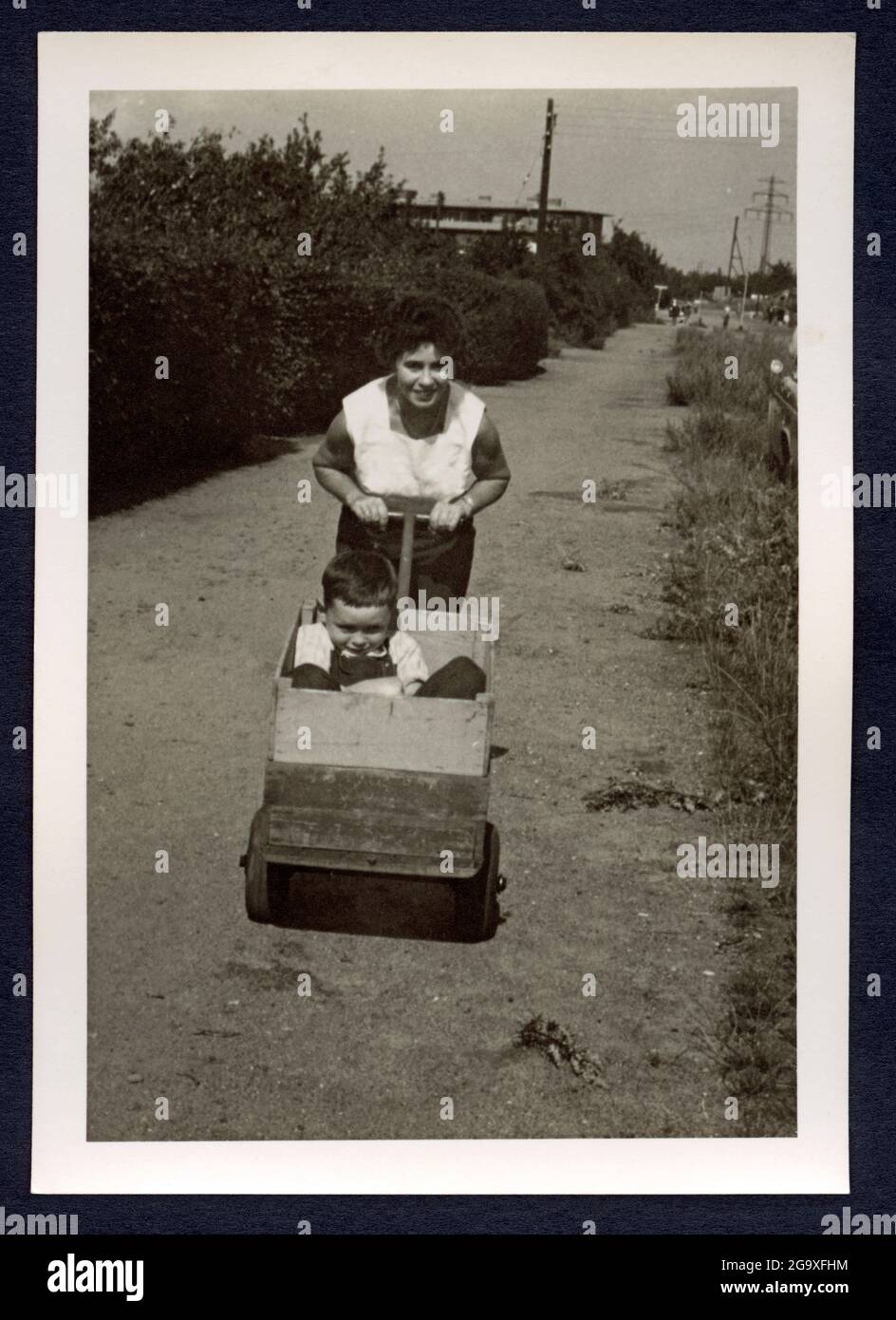 Europa, Germania, Amburgo, una madre che spinge suo figlio con un carrello fatto in casa, intorno al 1956 , DIRITTI-AGGIUNTIVI-AUTORIZZAZIONE-INFORMAZIONI-NON-DISPONIBILI Foto Stock