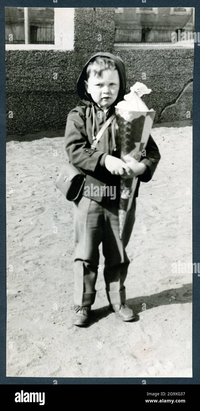 Ragazzo al suo primo giorno a scuola con cono scolastico, Amburgo, 1959 , DIRITTI-AGGIUNTIVI-AUTORIZZAZIONE-INFO-NON-DISPONIBILE Foto Stock
