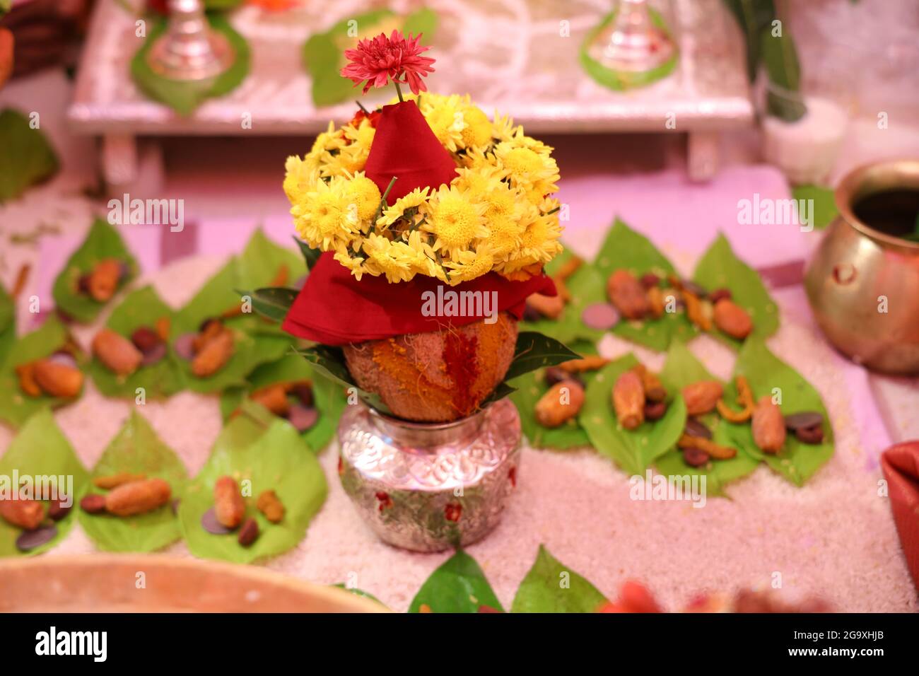 tempo di preghiera con fiori e betel Foto Stock