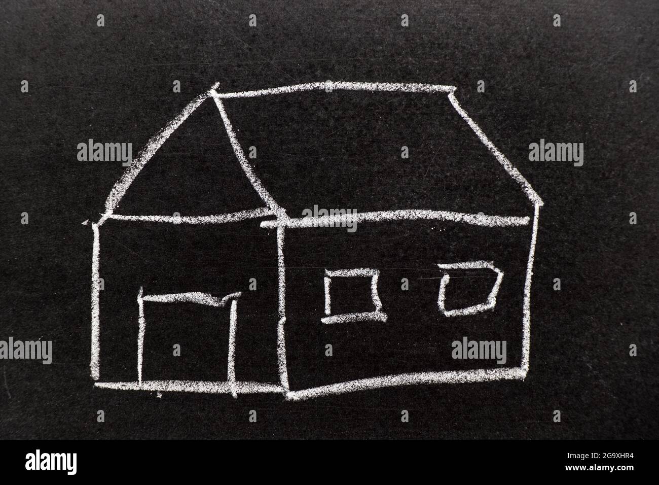 Disegno a mano di gesso come forma di casa su sfondo nero della tavola Foto  stock - Alamy