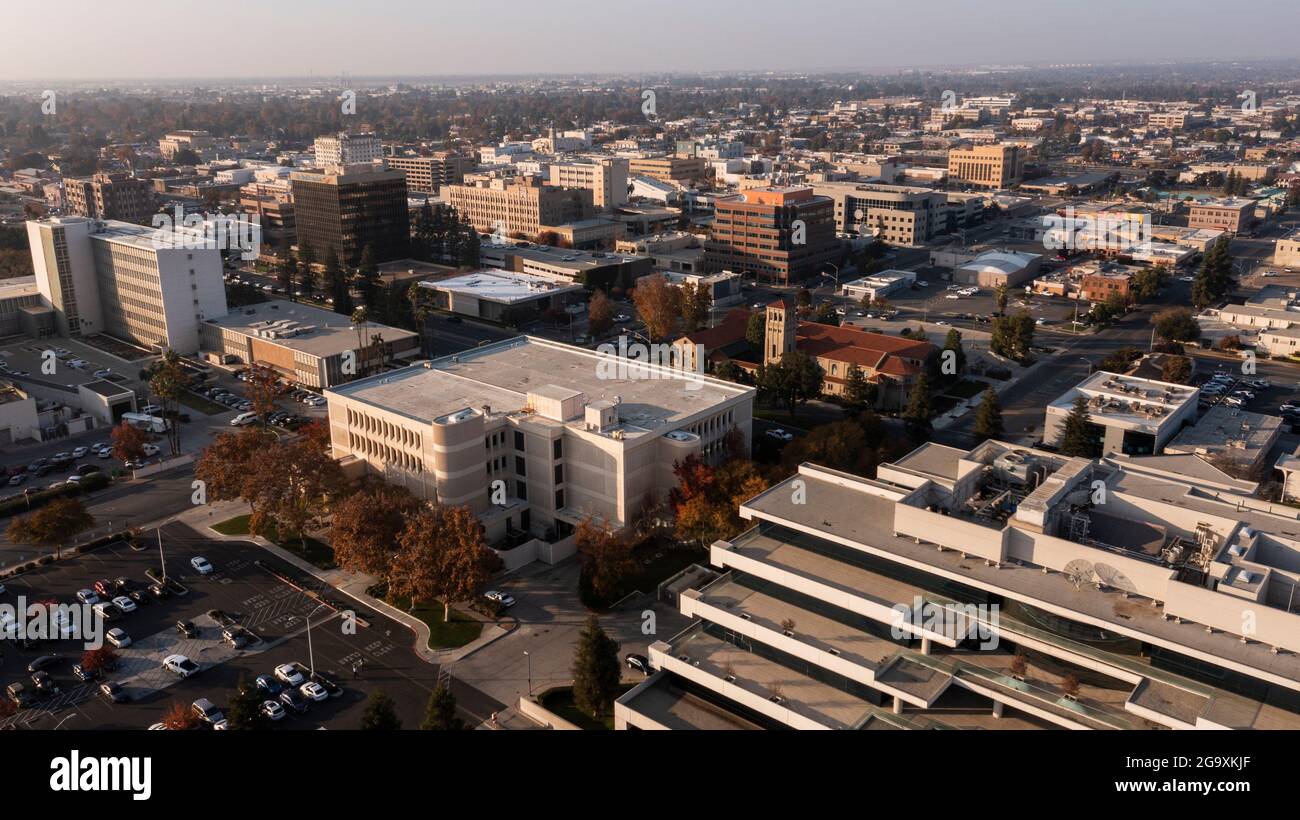 Bakersfield, California, USA - 01 dicembre 2020: Vista aerea al tramonto del centro di Bakersfield. Foto Stock