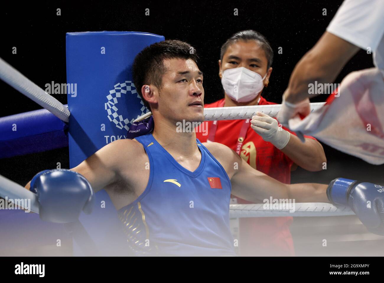 Tokyo, Giappone. 28 luglio 2021. Chen Daxiang della Cina reagisce a rottura durante il turno di pugilato degli uomini leggeri (75-81 kg) di 16 partite tra Chen Daxiang della Cina e Keno Machado del Brasile ai Giochi Olimpici di Tokyo 2020 a Tokyo, Giappone, 28 luglio 2021. Credit: Ou Dongqu/Xinhua/Alamy Live News Foto Stock