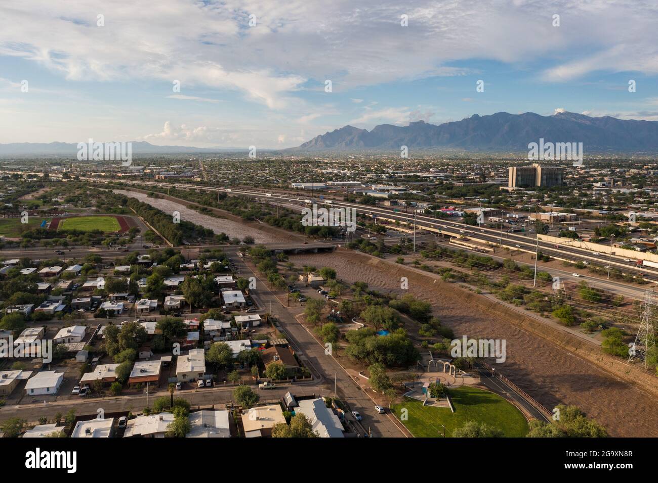Fiume infuriato a Tucson, Arizona, dopo la pesante pioggia monsonica Foto Stock