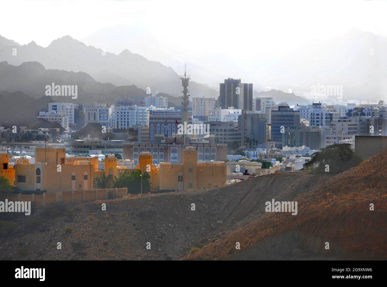 Orizzontale. Ruwi, il vivace quartiere commerciale di Muscat. Ci sono negozi tradizionali, eleganti moschee, souk, hotel di lusso, musei e archeol Foto Stock