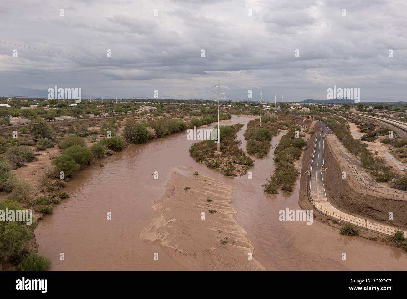 Fiume infuriato a Tucson, Arizona, dopo la pesante pioggia monsonica Foto Stock