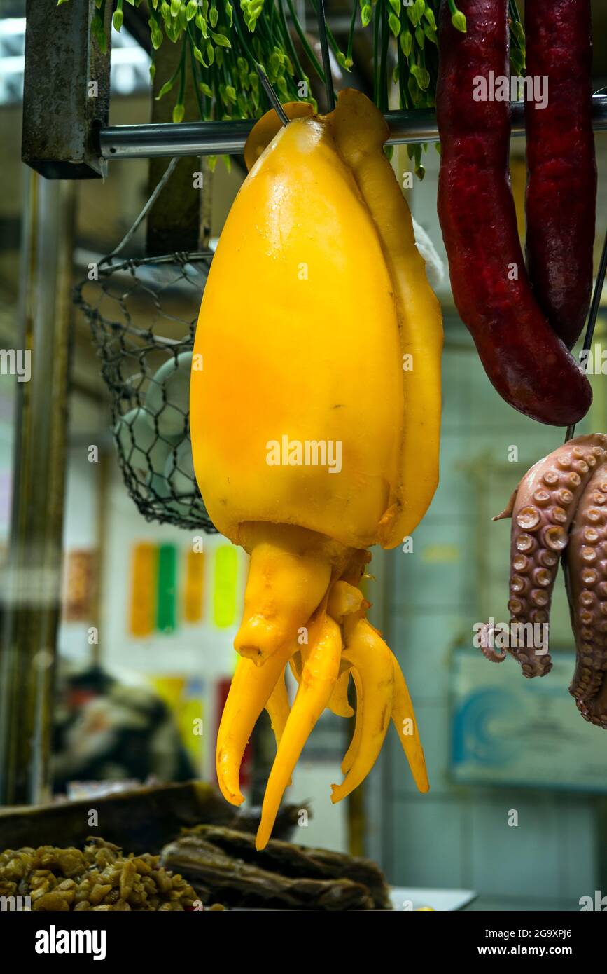 La finestra del ristorante cinese mostra cibo, calamari giganti, Hong Kong, Cina. Foto Stock