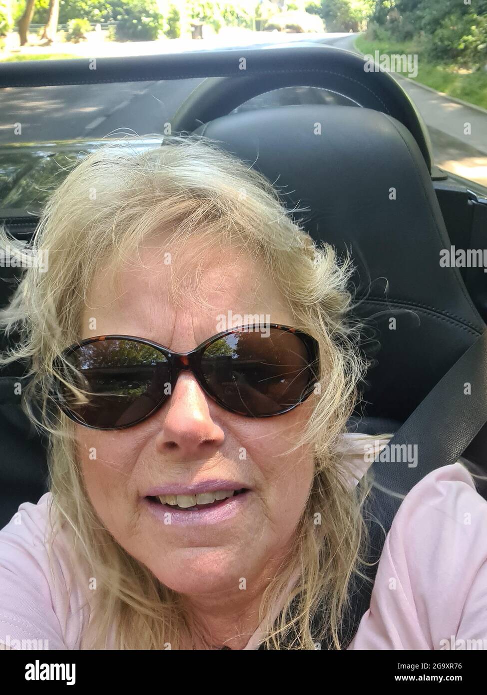 Donna con il suo ragazzo che guida convertibile Foto Stock