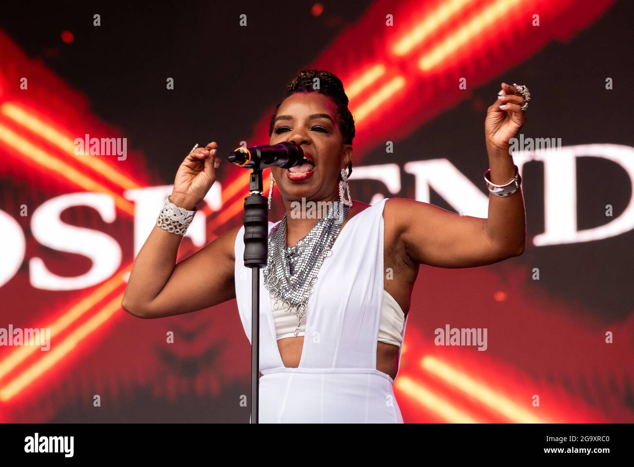 La cantante femminile del gruppo Loose termina con la sua esibita dal vivo al festival musicale Soultasia a Maldon, Essex, Regno Unito, nel luglio 2021, dopo la fine delle restrizioni COVID Foto Stock