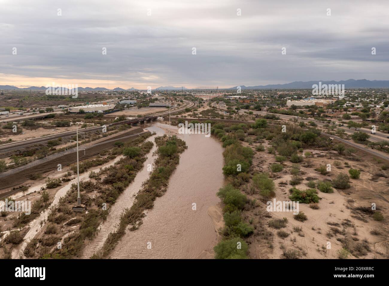 Fiume infuriato a Tucson, Arizona, dopo la pesante pioggia monsonica Foto Stock