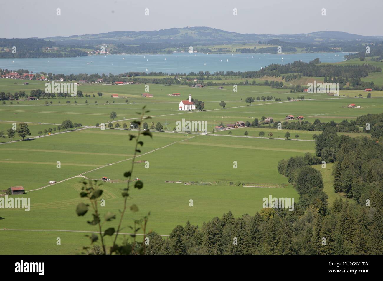 Vista dall'alto, villaggio tedesco, campi e lago Foto Stock