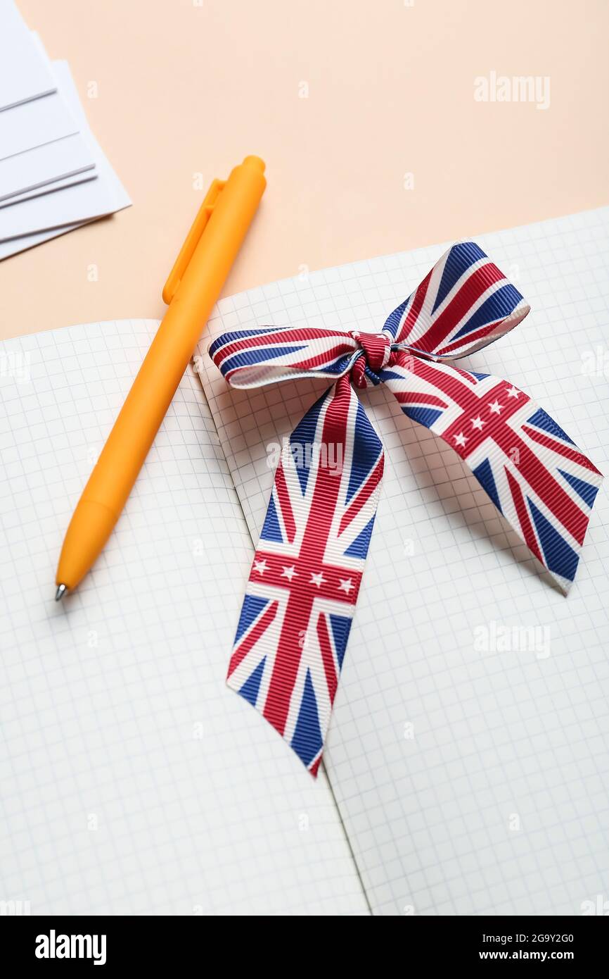 Taccuino, penna e nastro nei colori della bandiera inglese su sfondo beige,  primo piano. Concetto di apprendimento dell'inglese Foto stock - Alamy