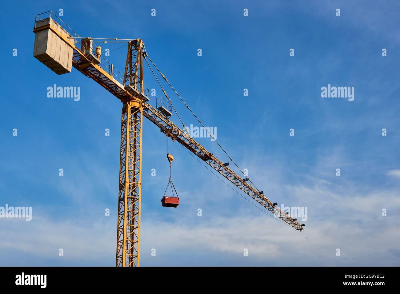 Cantiere gru al mattino Foto Stock