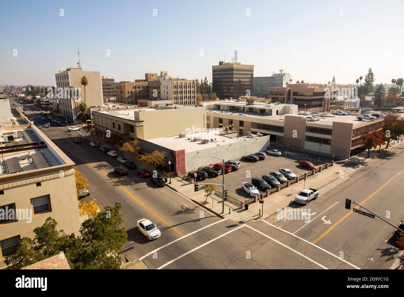 Vista diurna dello skyline del centro di Bakersfield, California, Stati Uniti. Foto Stock