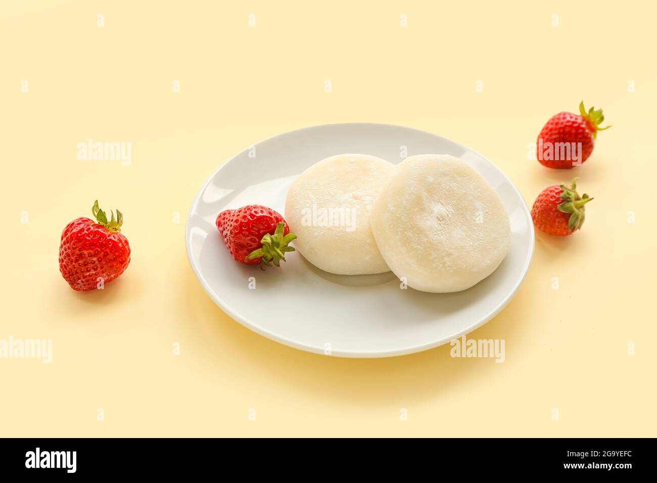 Piatto con gustosi mochi giapponesi e fragola su sfondo colorato Foto Stock