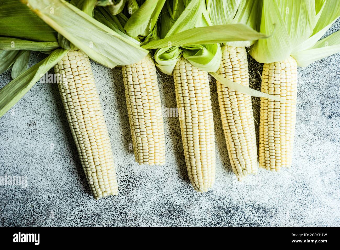 Vista dall'alto di pannocchie di mais fresche su un tavolo Foto Stock