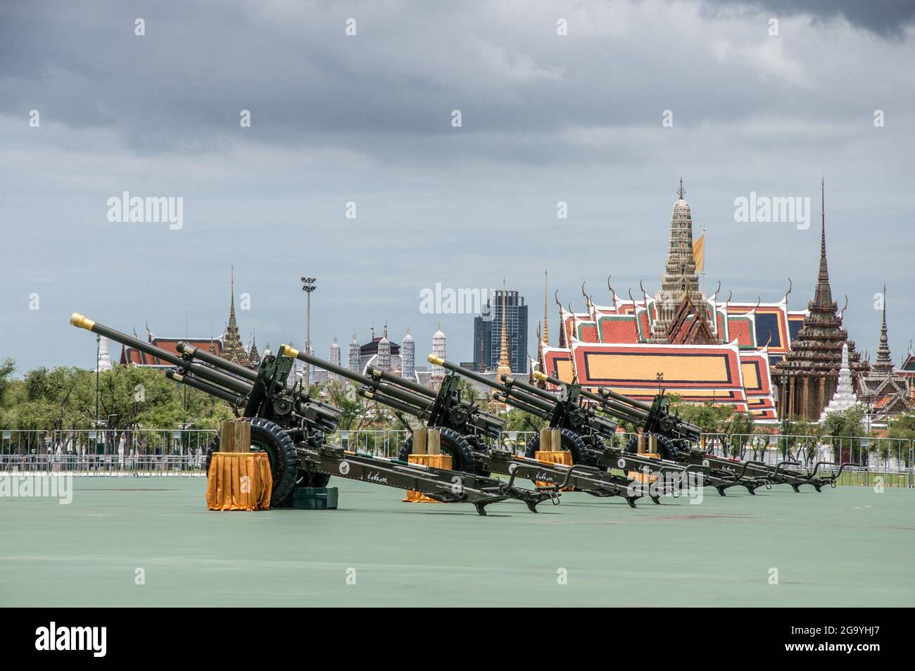 Bangkok, Thailandia. 28 luglio 2021. Il Cannon vedeva allestito nel campo reale di fronte al Grand Palace per il saluto da 21 cannoni per celebrare il 69° compleanno del Re Maha Vajiralongkorn, conosciuto anche come Re Rama X. UNA compagnia del 1° Battaglione di artiglieria, 1° Reggimento di artiglieria, Guardia del Re, Il 28 luglio 2021 ha tenuto un saluto da 21 armi per celebrare il 69° compleanno di sua Maestà il Re Maha Vajiralongkorn (Re Rama X). La cerimonia militare in onore del Re si è tenuta nella parata reale di Sanam Luang, adiacente al Grand Palace. Credit: SOPA Images Limited/Alamy Live News Foto Stock