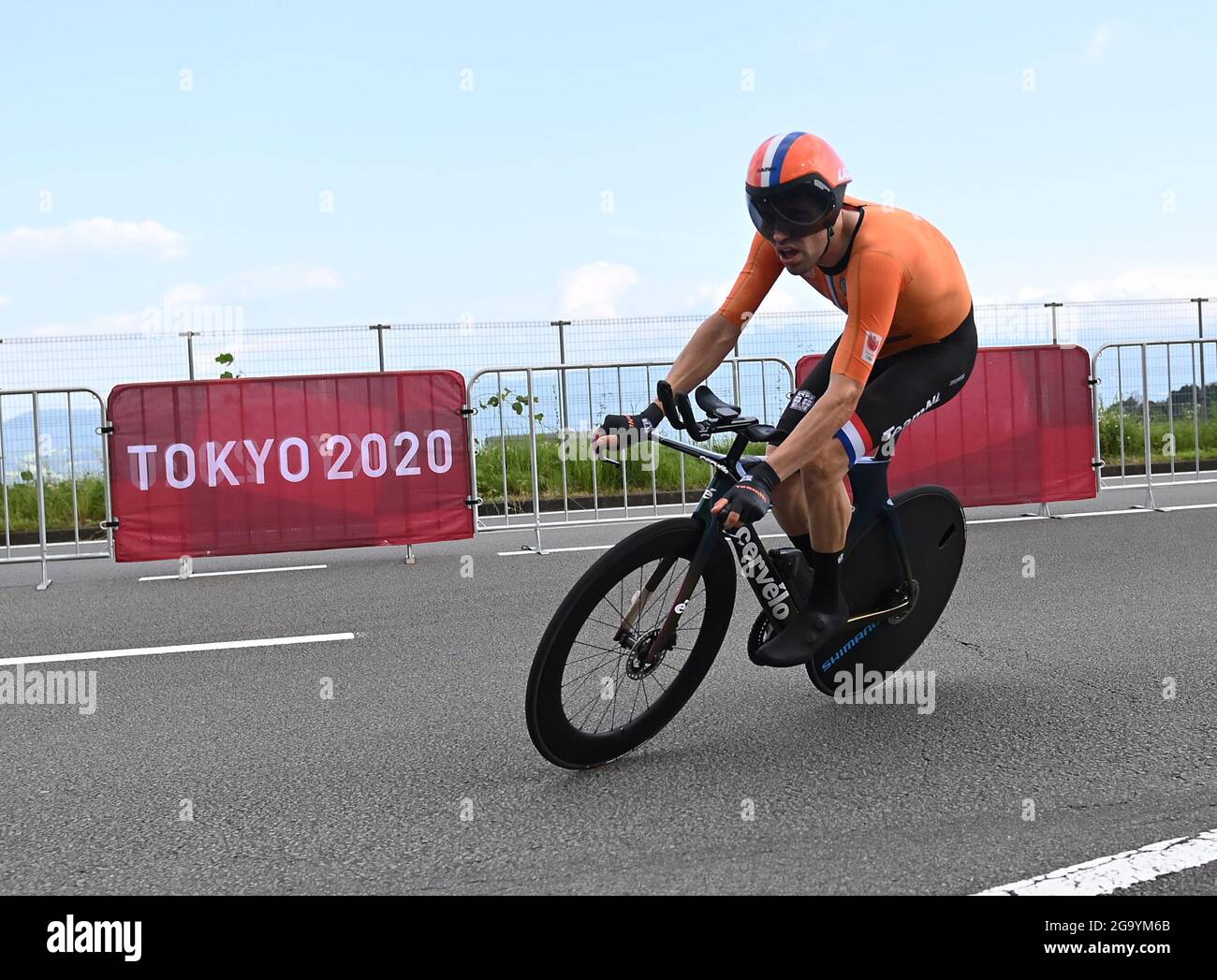 Shizuoka, Giappone. 28 luglio 2021. Tom Dumoulin dei Paesi Bassi compete durante la prova individuale a tempo degli uomini della pista ciclabile di Tokyo 2020 a Shizuoka, Giappone, 28 luglio 2021. Credit: He Changshan/Xinhua/Alamy Live News Foto Stock