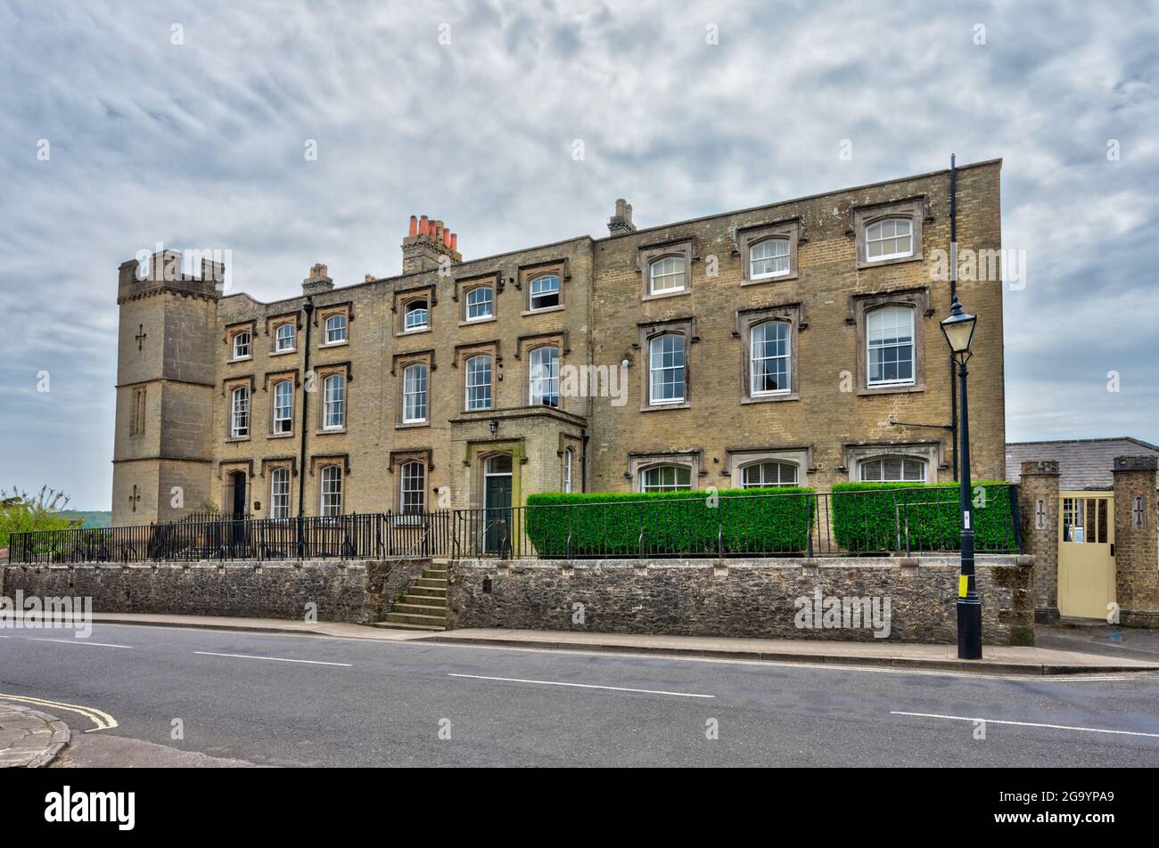 Tower House, Grade II elencato all'inizio del 1800 ex vicarage, ora 2 case a schiera in mattoni gialli in Arundel, West Sussex, Inghilterra, Regno Unito. Foto Stock